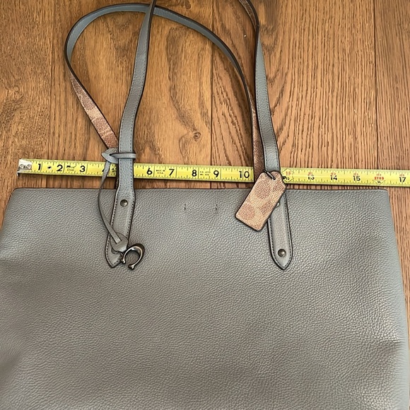 Coach tote handbag in grey color with signature coach interior - Picture 10 of 15